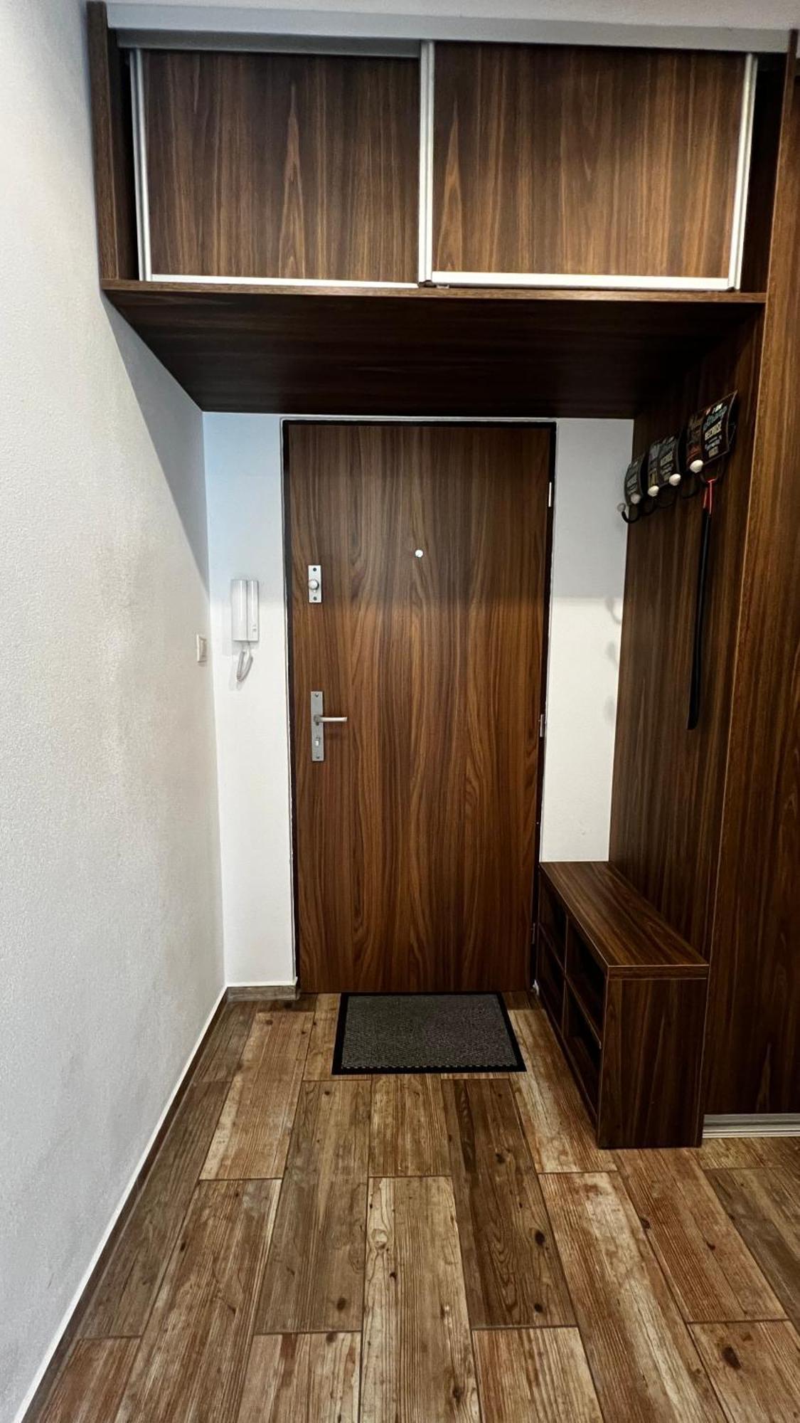 Industrial Apartment I 24Hr Self Check-In I Free Parking & Coffee Μπάνσκα Μπίστριτσα Εξωτερικό φωτογραφία